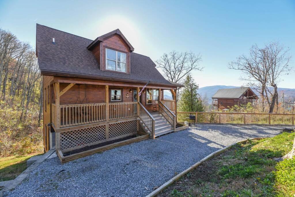 Walnut Ridge Cabin. Sleeps 7-11! Hot Tub, Pool Table, Minutes To Downtown Gatlinburg! Exterior photo