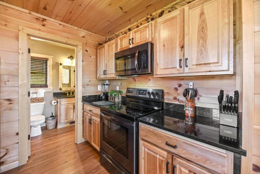 Walnut Ridge Cabin. Sleeps 7-11! Hot Tub, Pool Table, Minutes To Downtown Gatlinburg! Exterior photo