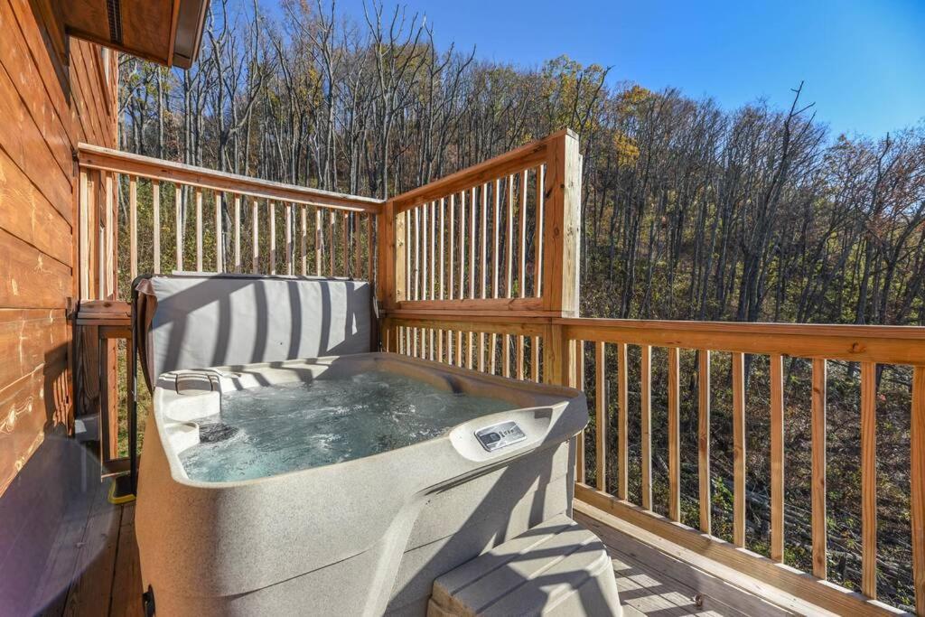 Walnut Ridge Cabin. Sleeps 7-11! Hot Tub, Pool Table, Minutes To Downtown Gatlinburg! Exterior photo