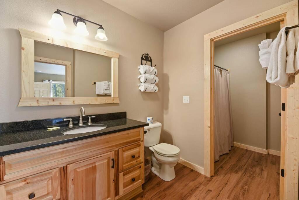 Walnut Ridge Cabin. Sleeps 7-11! Hot Tub, Pool Table, Minutes To Downtown Gatlinburg! Exterior photo