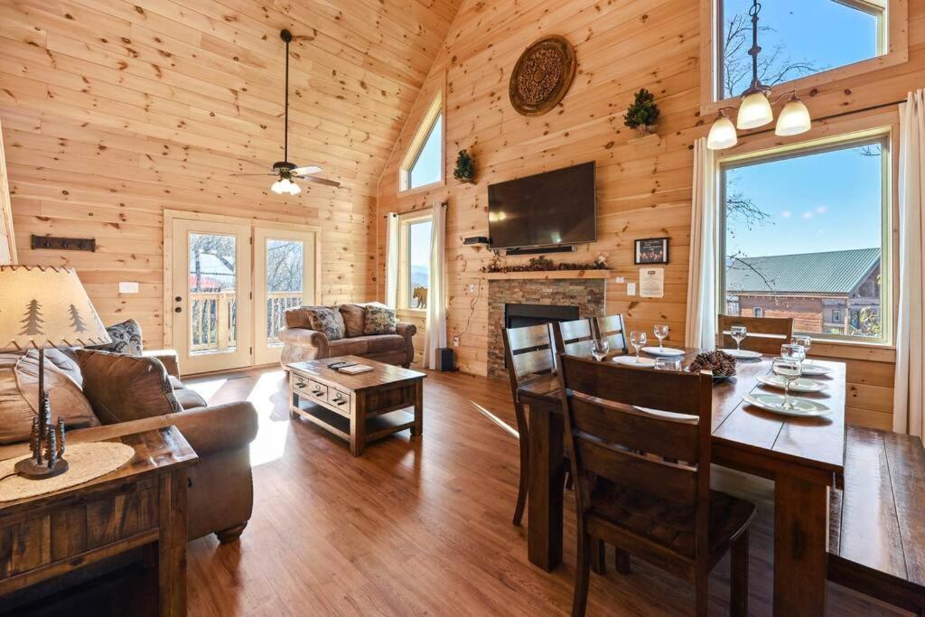 Walnut Ridge Cabin. Sleeps 7-11! Hot Tub, Pool Table, Minutes To Downtown Gatlinburg! Exterior photo