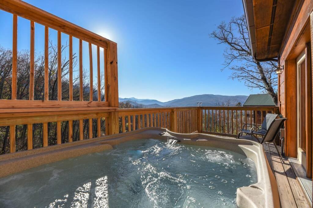 Walnut Ridge Cabin. Sleeps 7-11! Hot Tub, Pool Table, Minutes To Downtown Gatlinburg! Exterior photo
