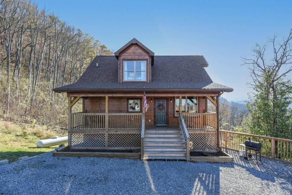 Walnut Ridge Cabin. Sleeps 7-11! Hot Tub, Pool Table, Minutes To Downtown Gatlinburg! Exterior photo