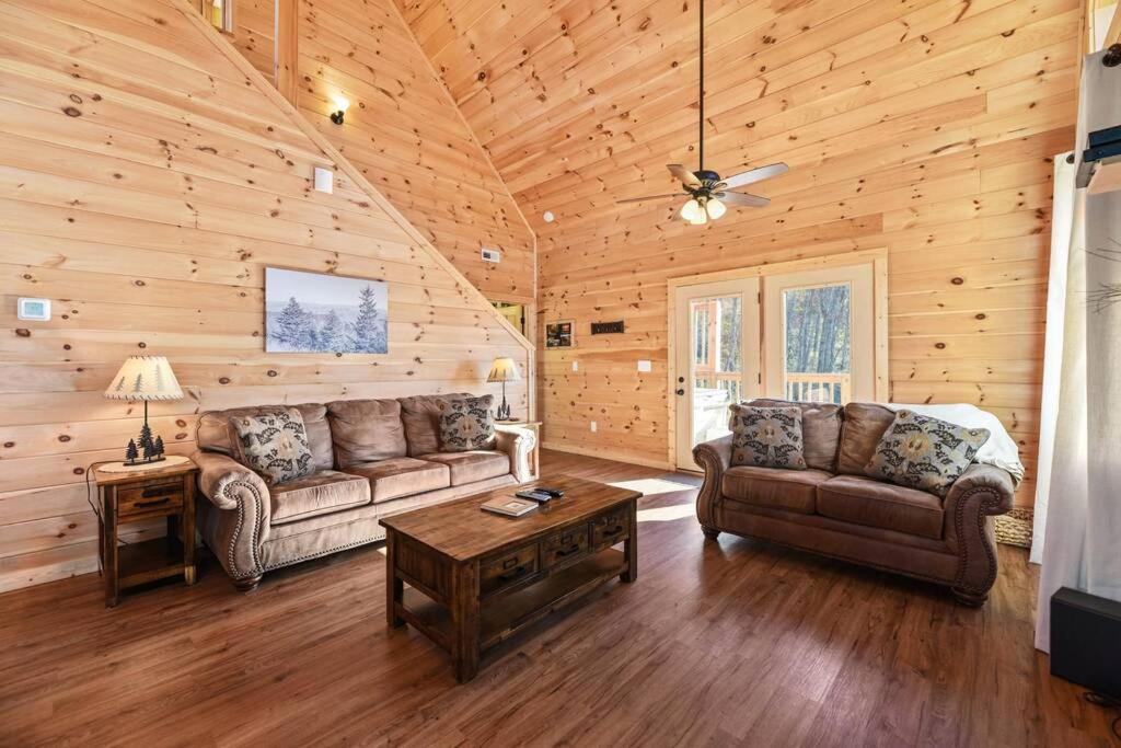 Walnut Ridge Cabin. Sleeps 7-11! Hot Tub, Pool Table, Minutes To Downtown Gatlinburg! Exterior photo