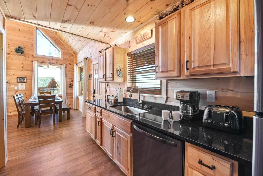 Walnut Ridge Cabin. Sleeps 7-11! Hot Tub, Pool Table, Minutes To Downtown Gatlinburg! Exterior photo
