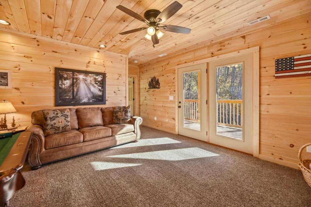 Walnut Ridge Cabin. Sleeps 7-11! Hot Tub, Pool Table, Minutes To Downtown Gatlinburg! Exterior photo