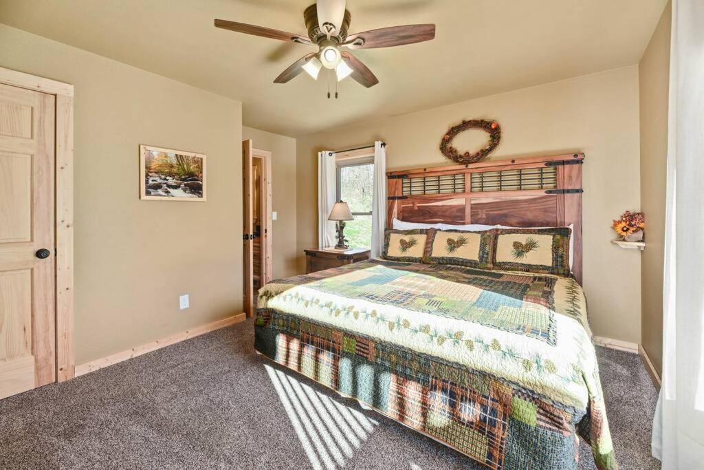 Walnut Ridge Cabin. Sleeps 7-11! Hot Tub, Pool Table, Minutes To Downtown Gatlinburg! Exterior photo