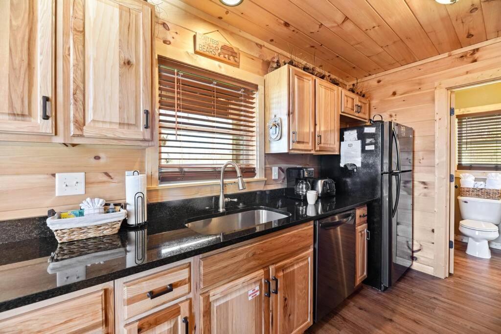 Walnut Ridge Cabin. Sleeps 7-11! Hot Tub, Pool Table, Minutes To Downtown Gatlinburg! Exterior photo